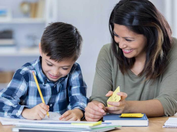 Le das tu tarea a la profesora a tiempo